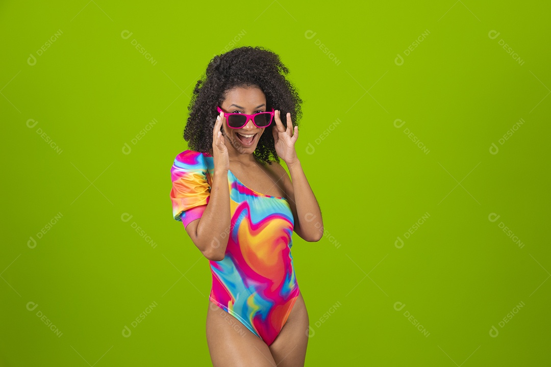 Linda mulher morena cabelo cacheado usando trajes para praia