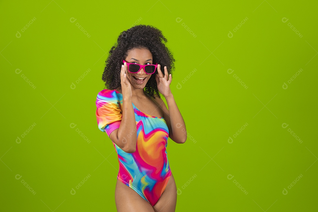 Linda mulher morena cabelo cacheado usando trajes para praia