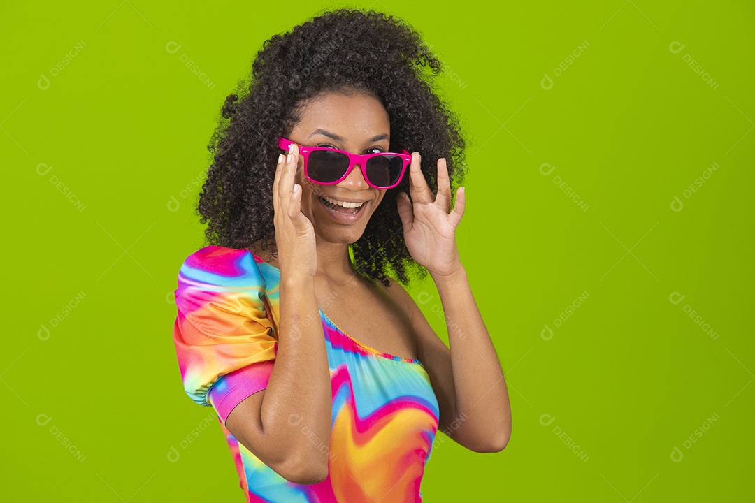 Linda mulher morena cabelo cacheado usando trajes para praia