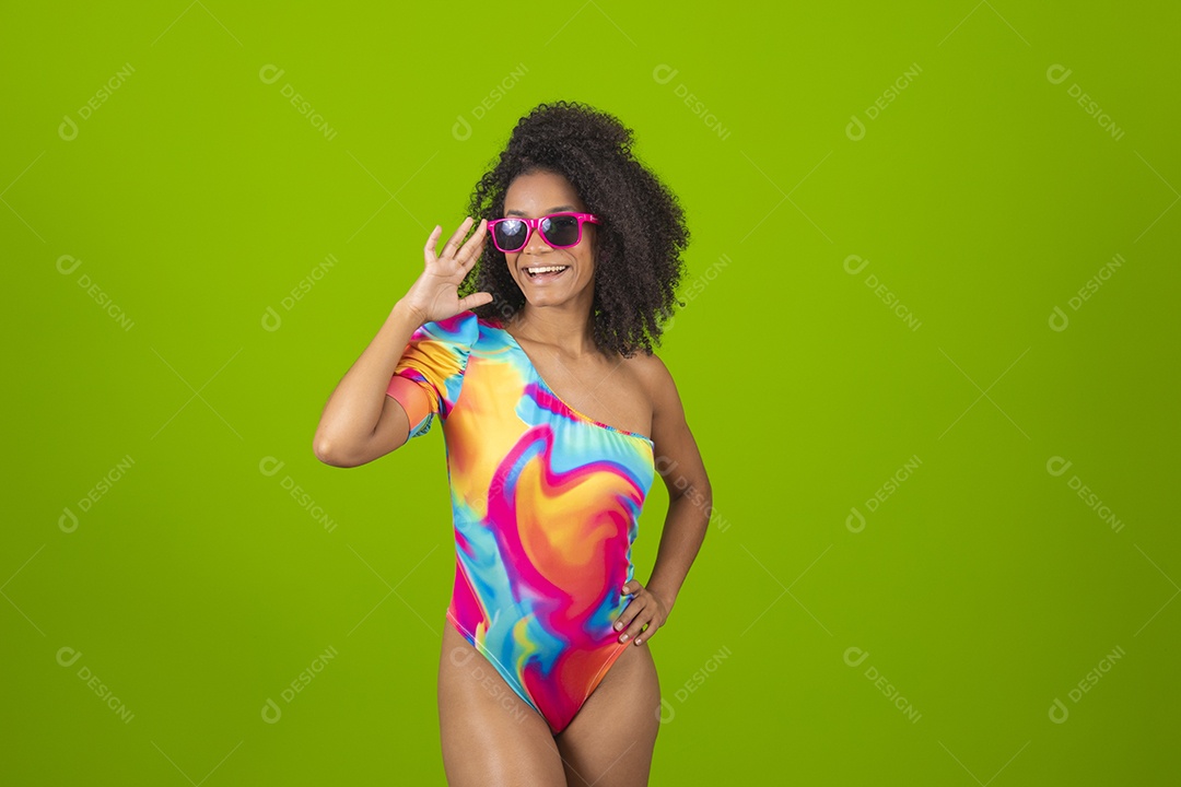 Linda mulher morena cabelo cacheado usando trajes para praia