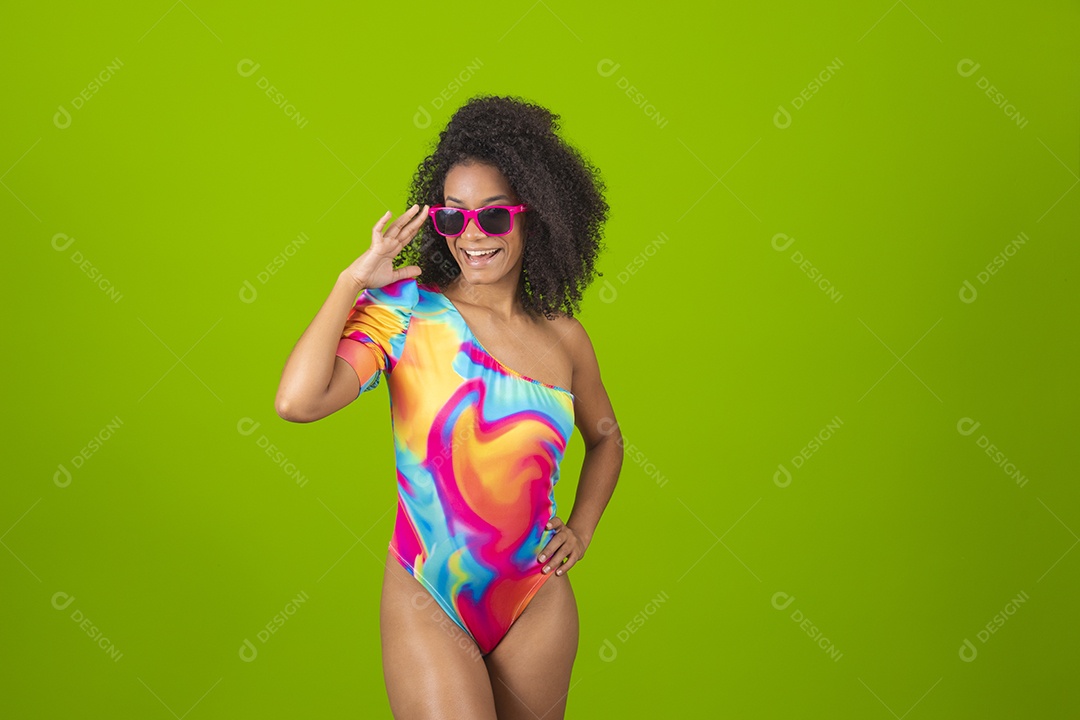 Linda mulher morena cabelo cacheado usando trajes para praia