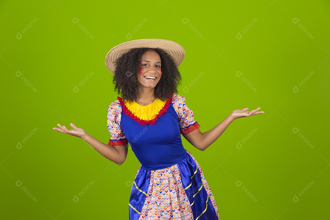 Linda mulher jovem usando fantasia de festa junina sobre fundo isolado