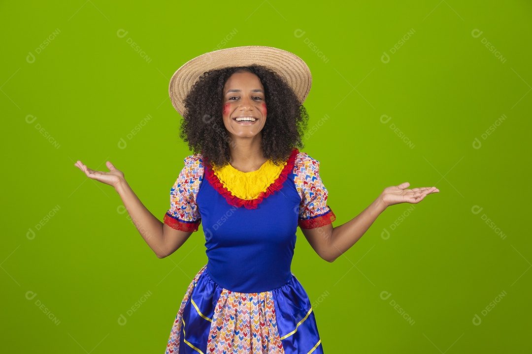 Linda mulher jovem usando fantasia de festa junina sobre fundo isolado