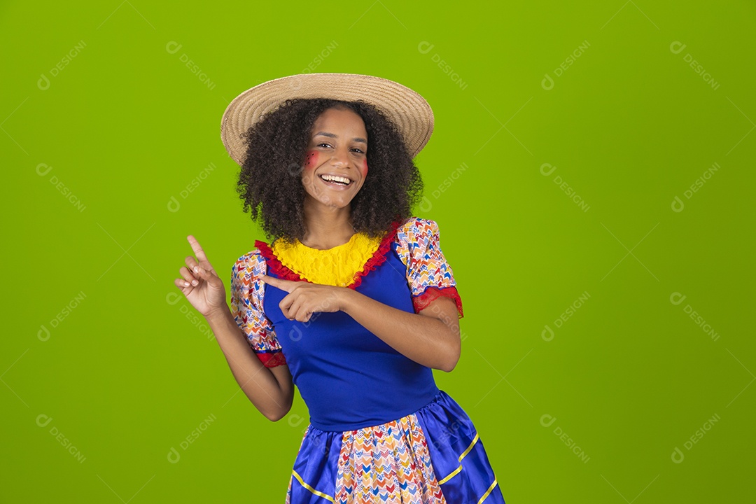 Linda mulher jovem usando fantasia de festa junina sobre fundo isolado