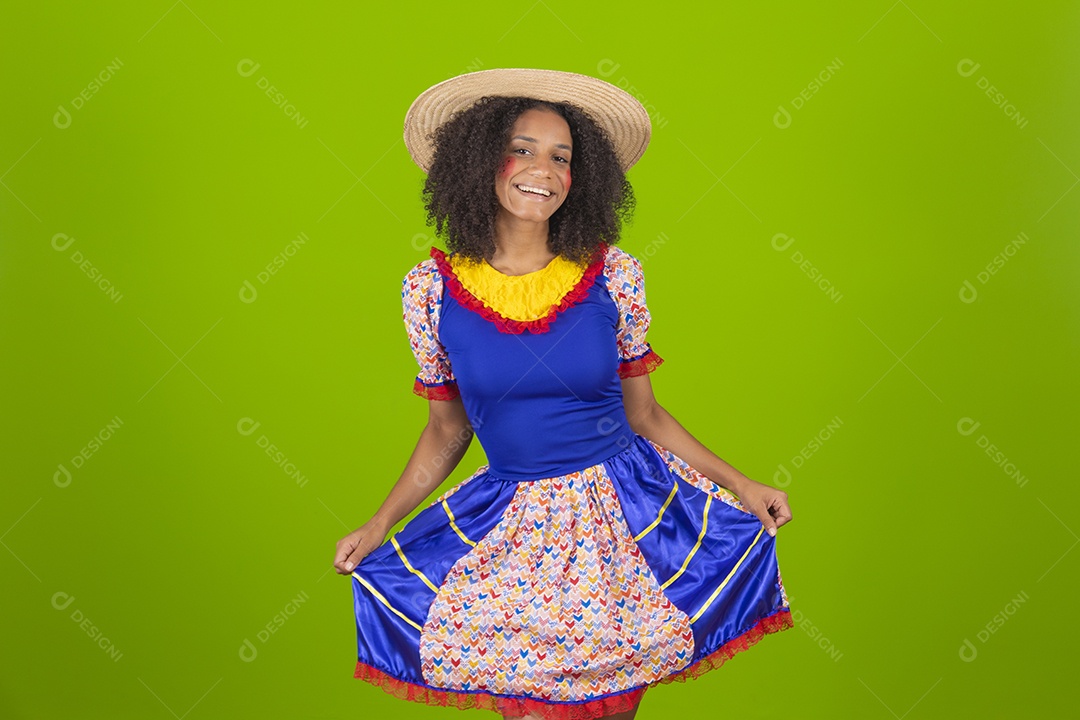 Linda mulher jovem usando fantasia de festa junina sobre fundo isolado