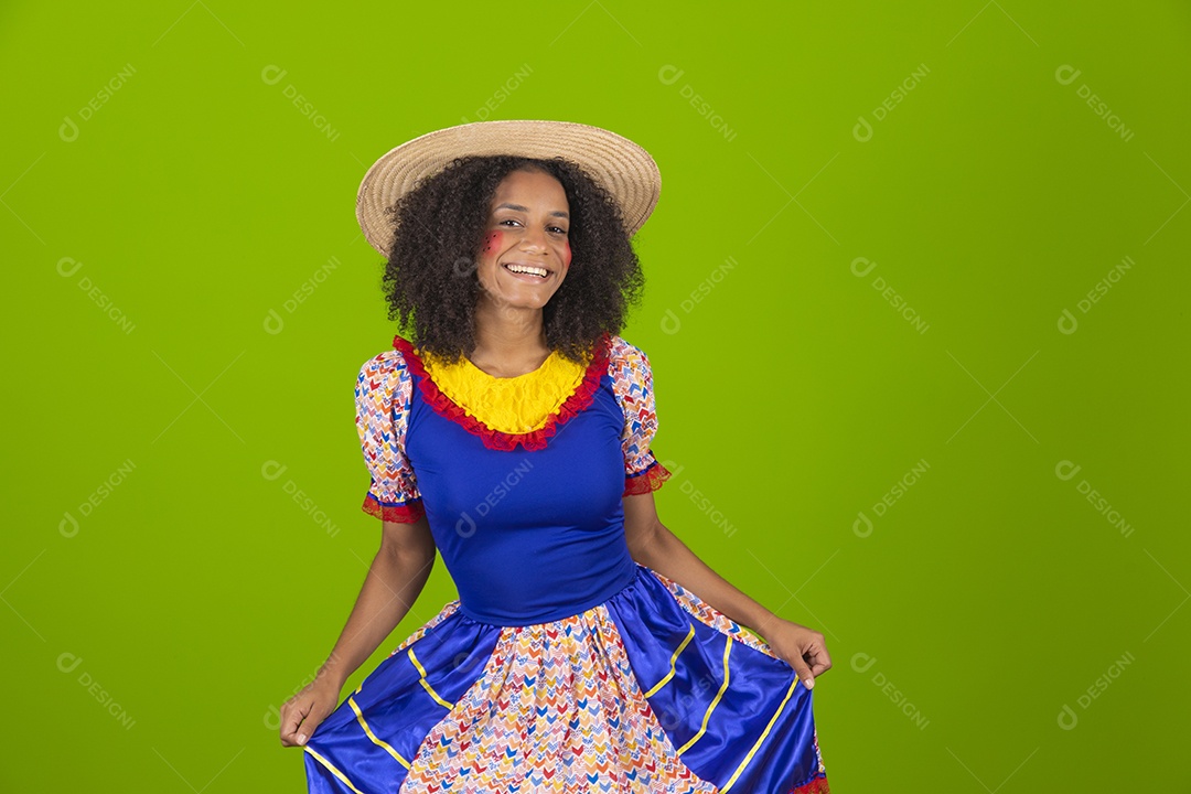 Linda mulher jovem usando fantasia de festa junina sobre fundo isolado