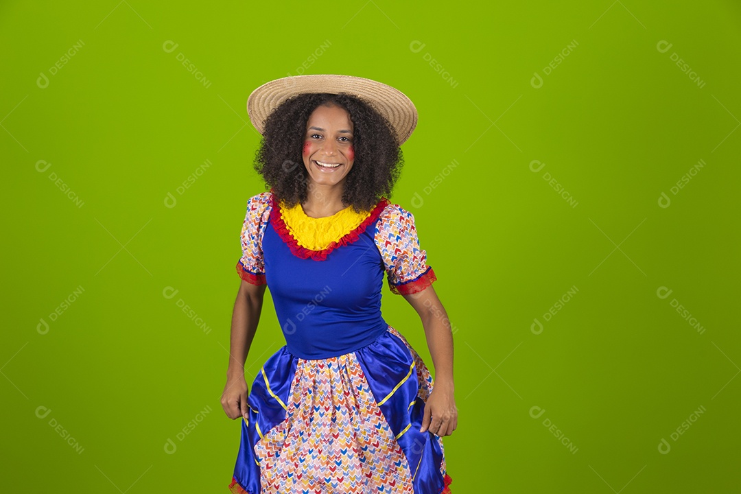 Linda mulher jovem usando fantasia de festa junina sobre fundo isolado