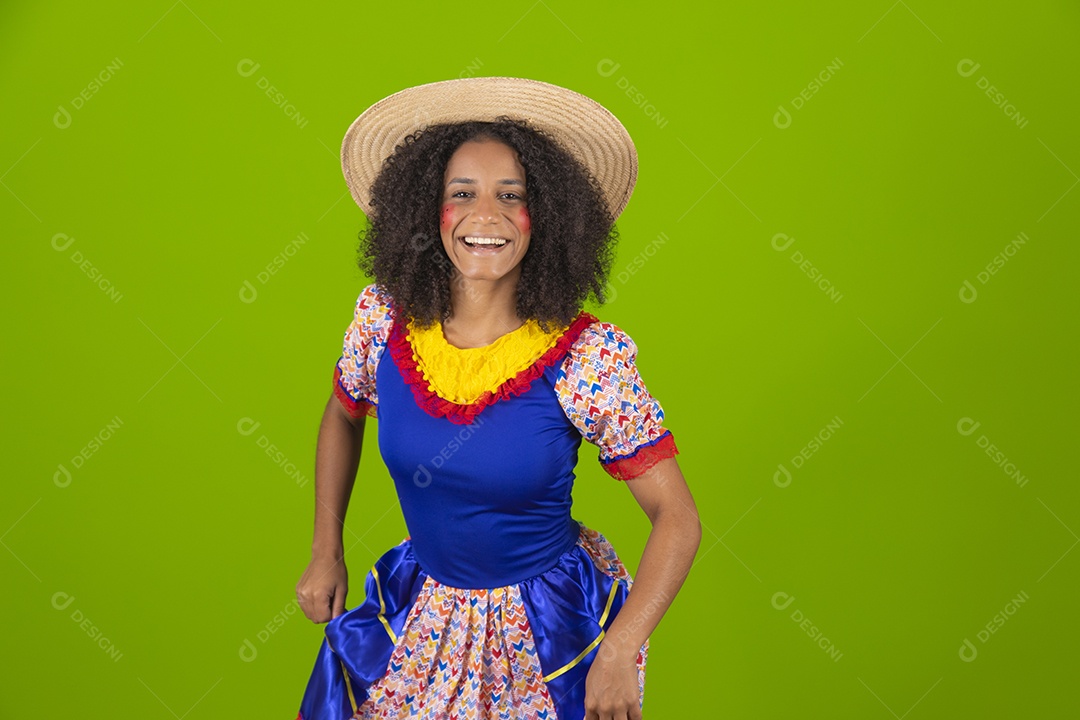 Linda mulher jovem usando fantasia de festa junina sobre fundo isolado