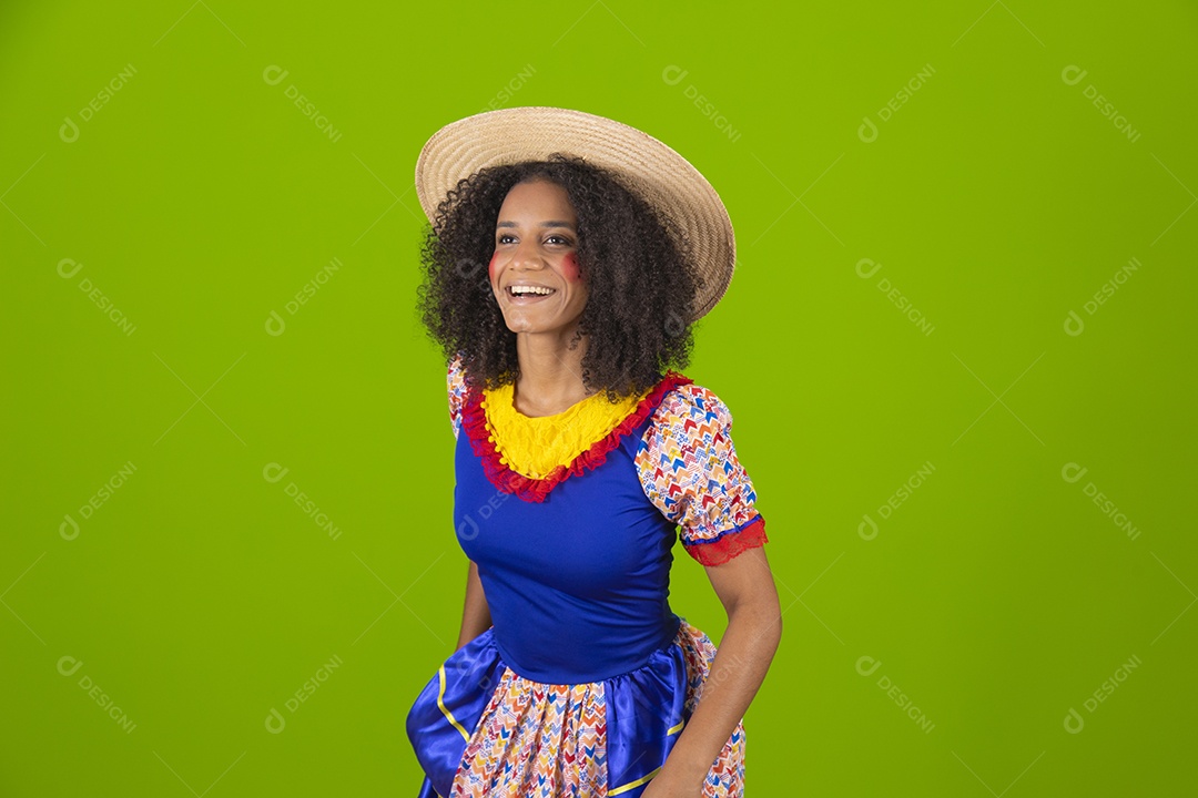 Linda mulher jovem usando fantasia de festa junina sobre fundo isolado