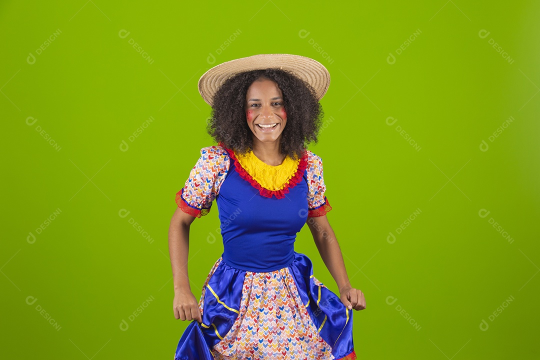 Linda mulher jovem usando fantasia de festa junina sobre fundo isolado