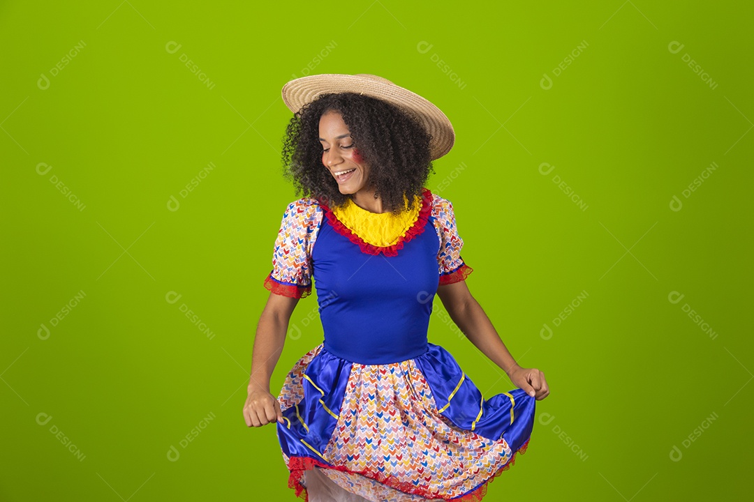 Linda mulher jovem usando fantasia de festa junina sobre fundo isolado