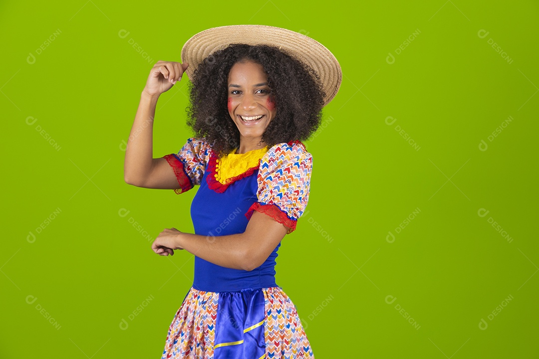 Linda mulher jovem usando fantasia de festa junina sobre fundo isolado