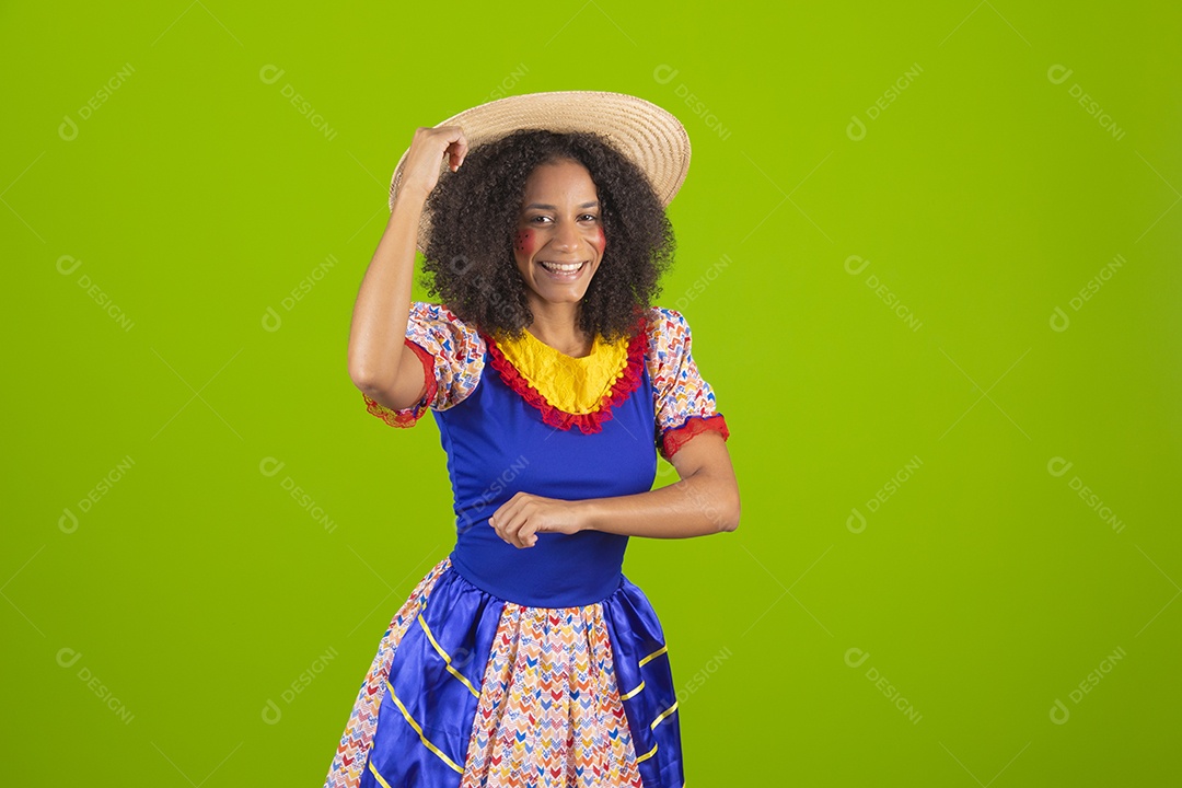 Linda mulher jovem usando fantasia de festa junina sobre fundo isolado