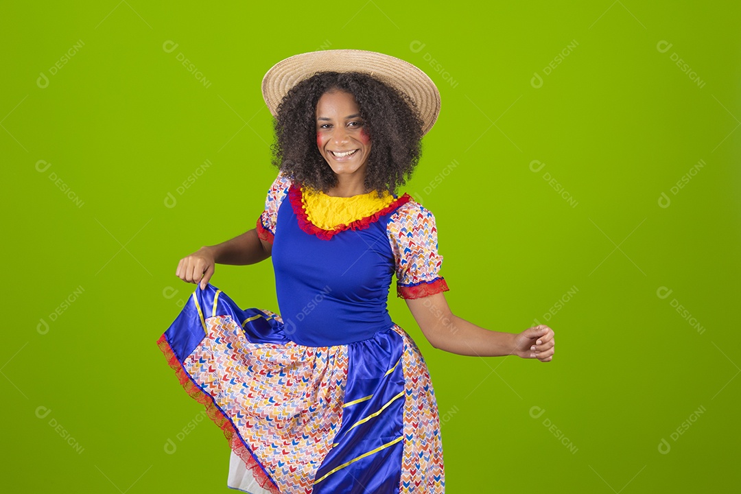 Linda mulher jovem usando fantasia de festa junina sobre fundo isolado