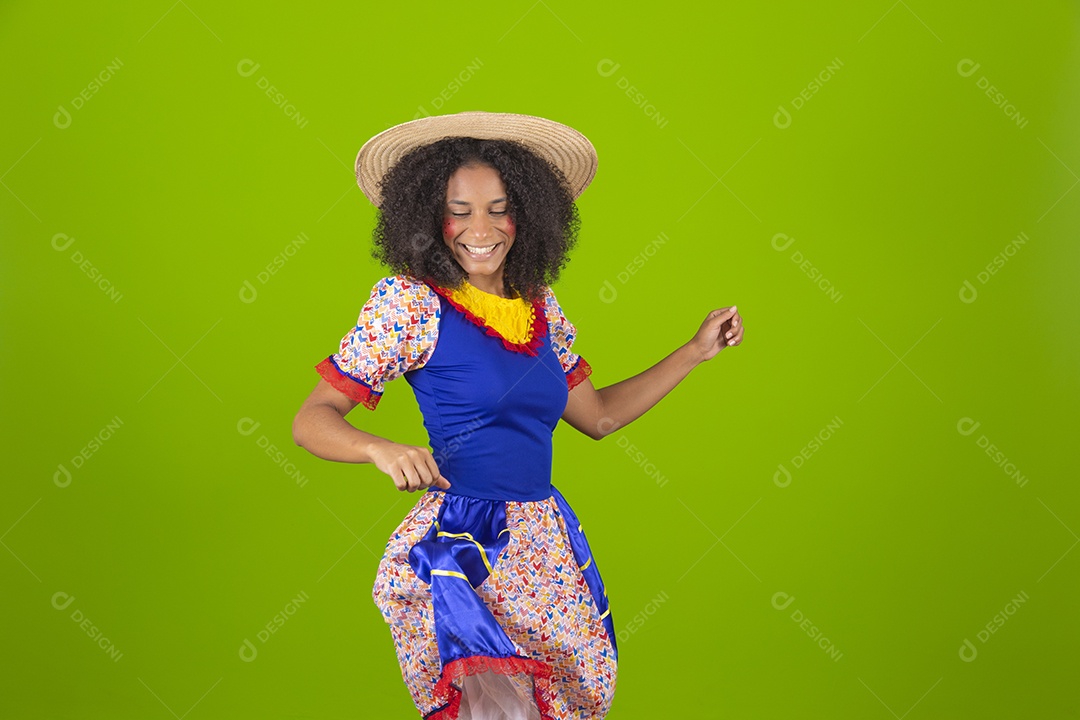 Linda mulher jovem usando fantasia de festa junina sobre fundo isolado