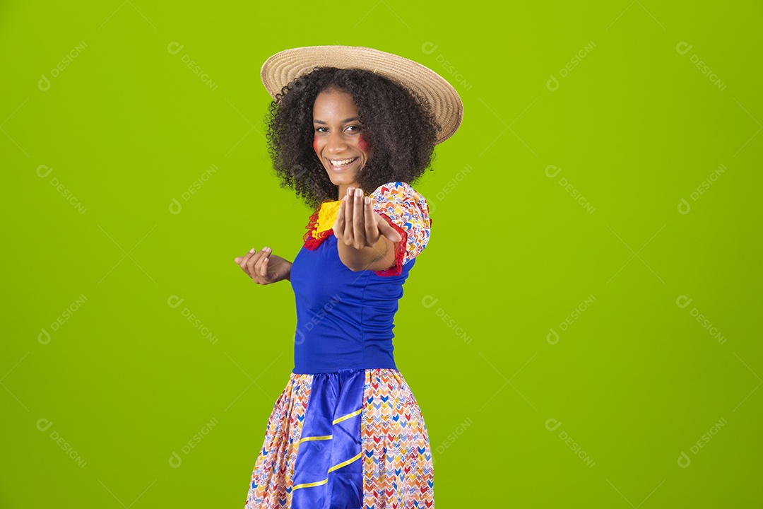 Linda mulher jovem usando fantasia de festa junina sobre fundo isolado