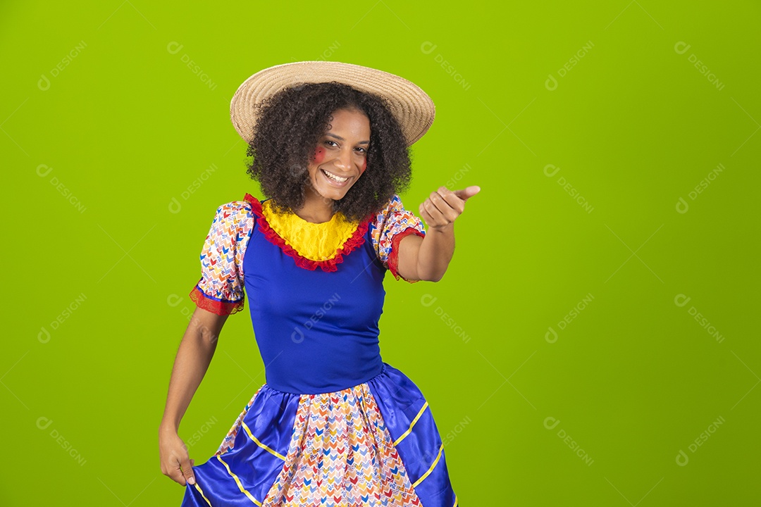 Linda mulher jovem usando fantasia de festa junina sobre fundo isolado