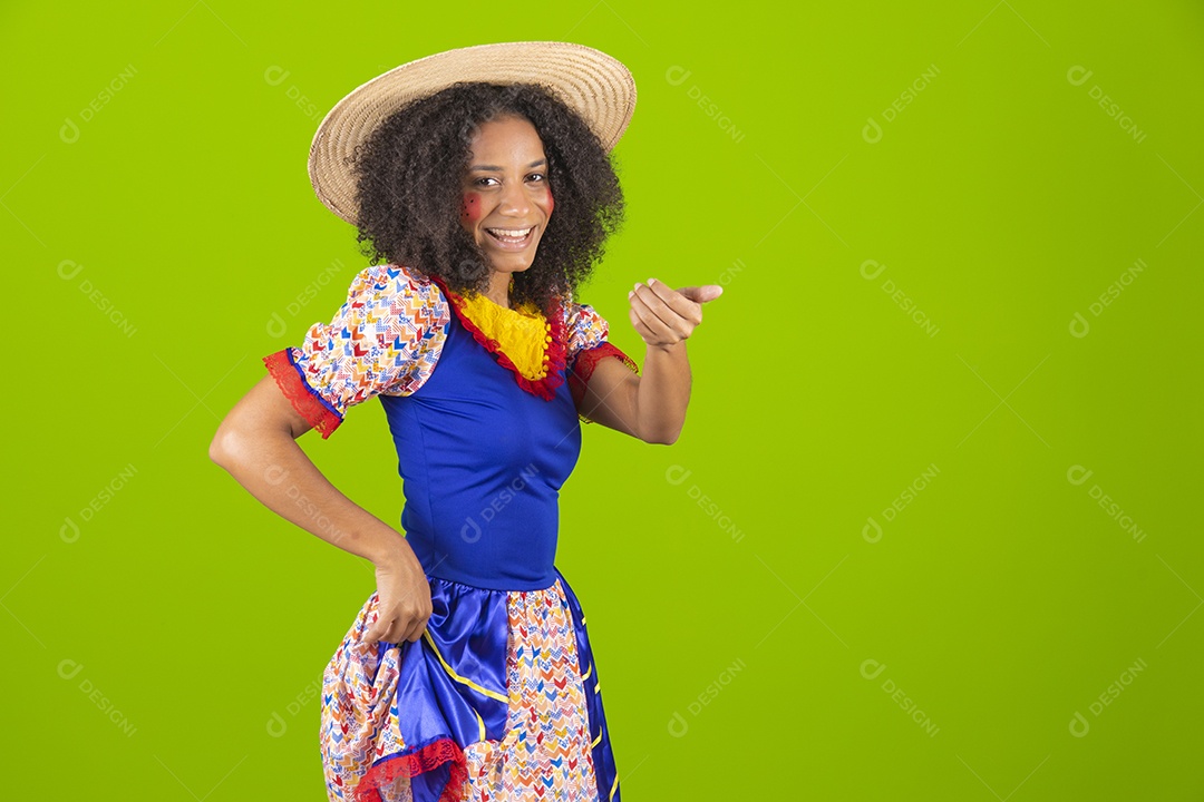 Linda mulher jovem usando fantasia de festa junina sobre fundo isolado