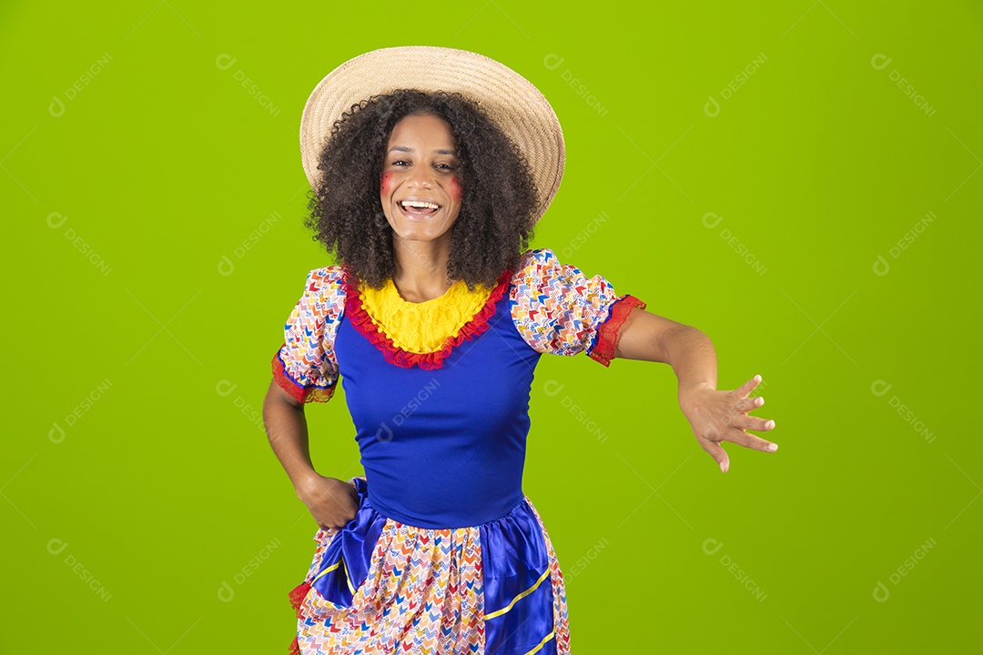 Linda mulher jovem usando fantasia de carnaval sobre fundo isolado