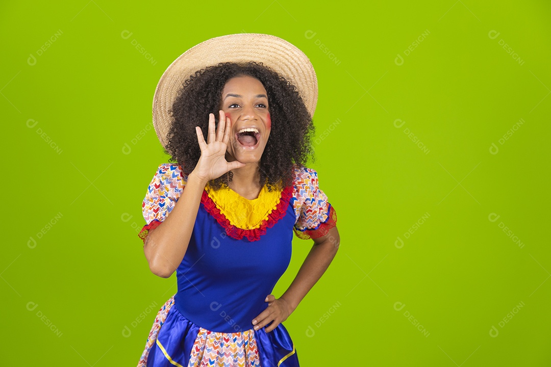 Linda mulher jovem usando fantasia de festa junina sobre fundo isolado