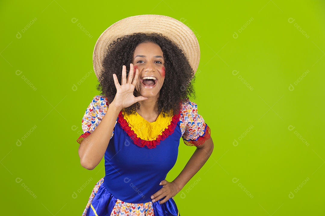 Linda mulher jovem usando fantasia de festa junina sobre fundo isolado