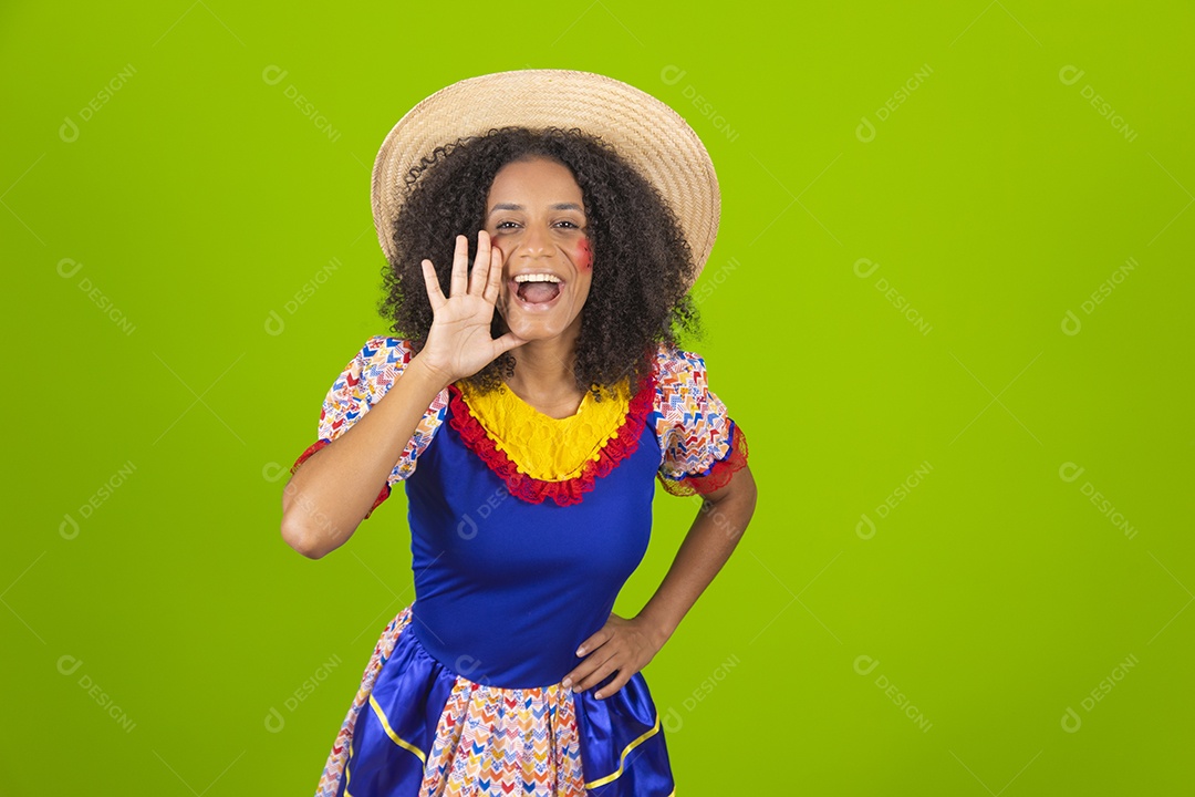 Linda mulher jovem usando fantasia de festa junina sobre fundo isolado