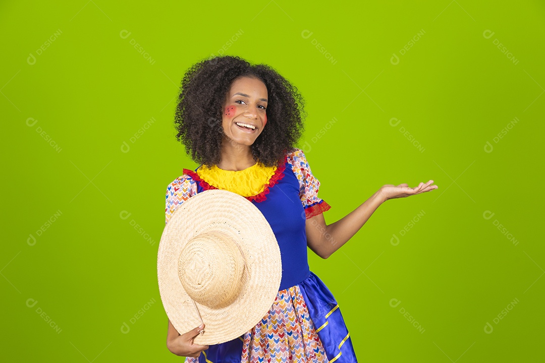 Linda mulher jovem usando fantasia de festa junina sobre fundo isolado