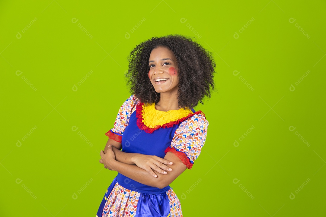 Linda mulher jovem usando fantasia de festa junina sobre fundo isolado