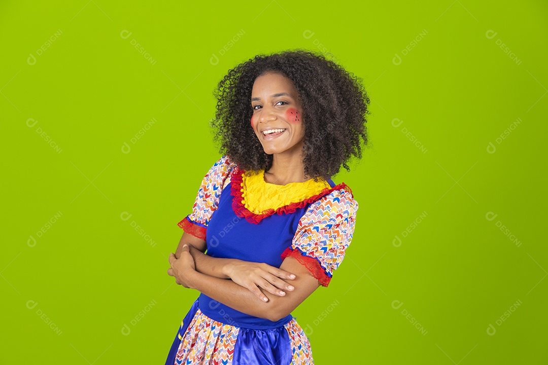 Linda mulher jovem usando fantasia de festa junina sobre fundo isolado