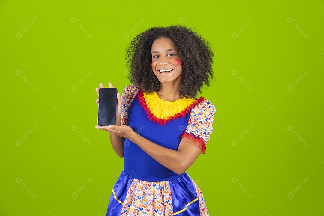 Linda mulher jovem usando fantasia de festa junina sobre fundo isolado