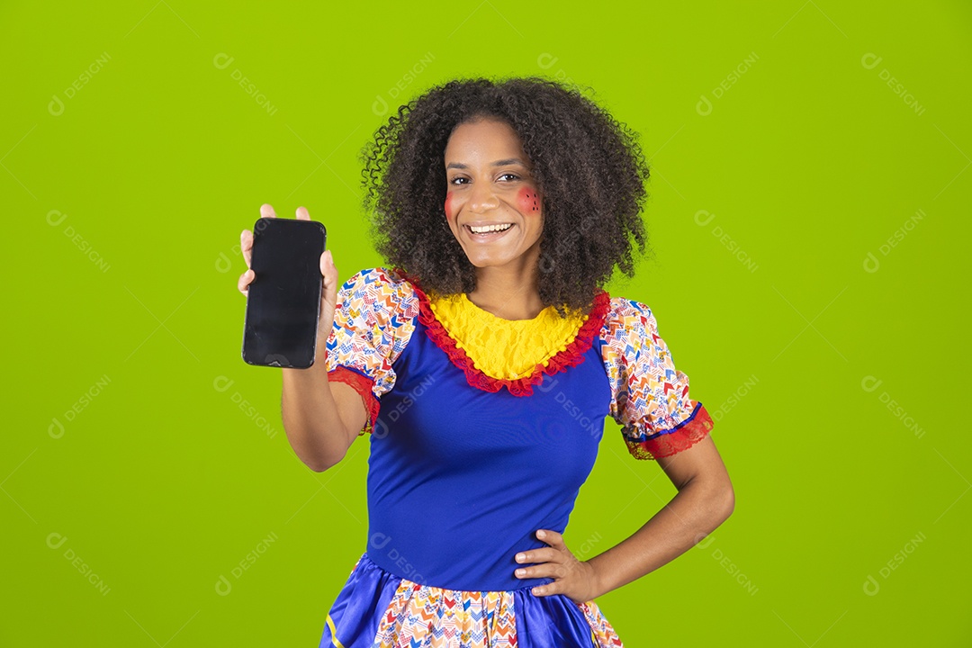 Linda mulher jovem usando fantasia de festa junina sobre fundo isolado