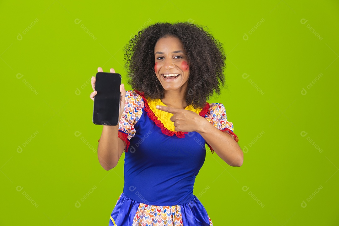 Linda mulher jovem usando fantasia de festa junina sobre fundo isolado
