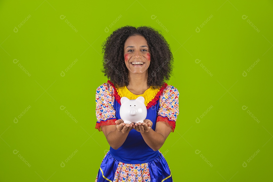 Linda mulher jovem usando fantasia de festa junina sobre fundo isolado