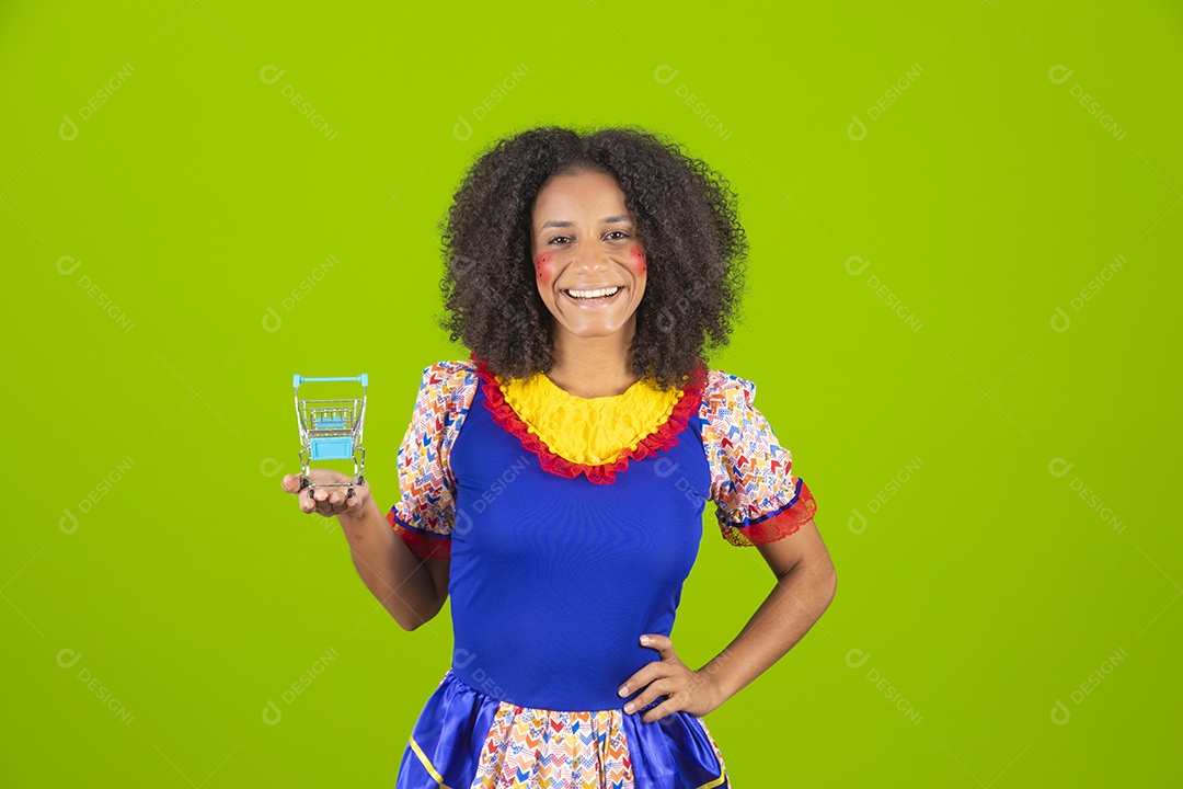 Linda mulher jovem usando fantasia de festa junina sobre fundo isolado