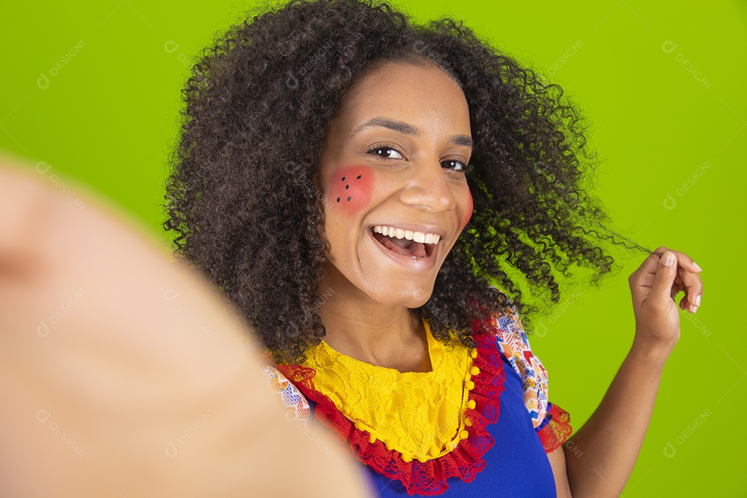 Linda mulher jovem usando fantasia de festa junina sobre fundo isolado