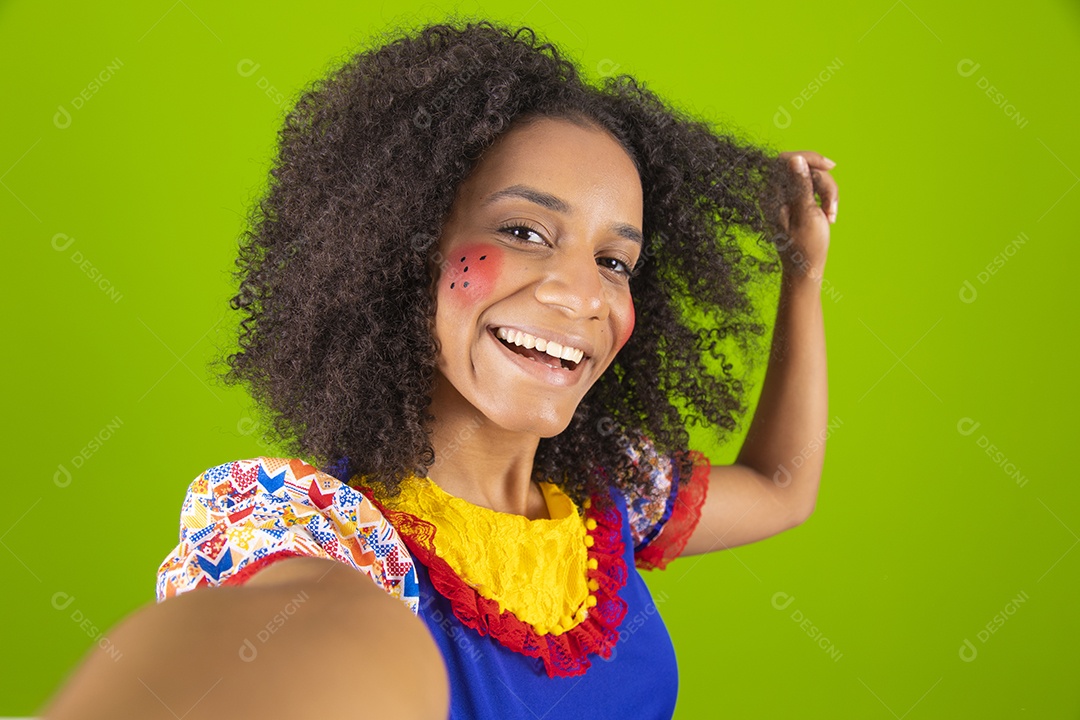 Linda mulher jovem usando fantasia de festa junina sobre fundo isolado