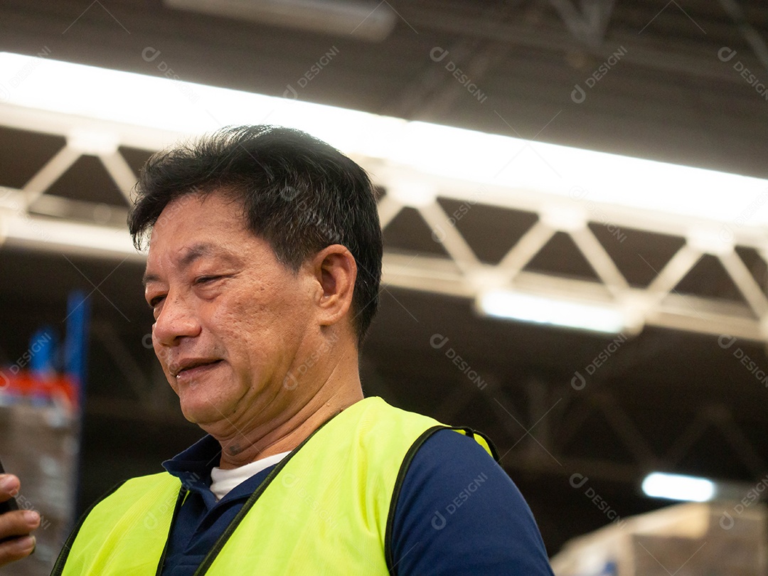 Trabalhador no interior de um armazém de empresa