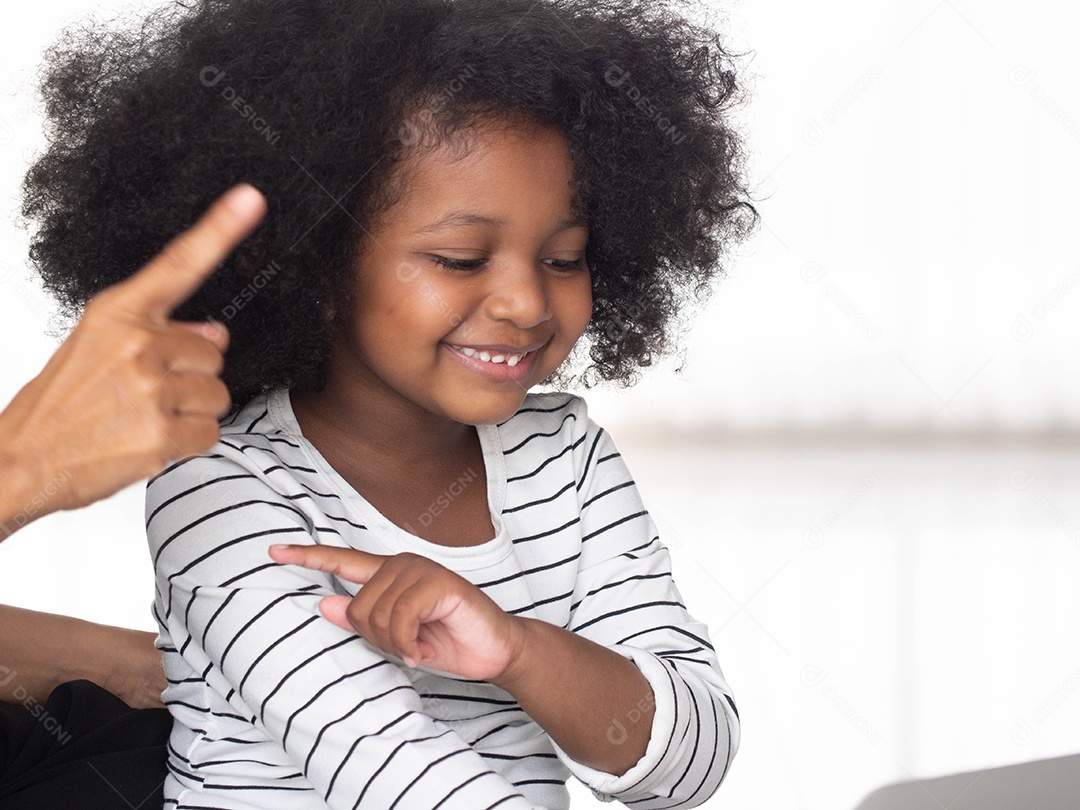 Uma linda criança feliz