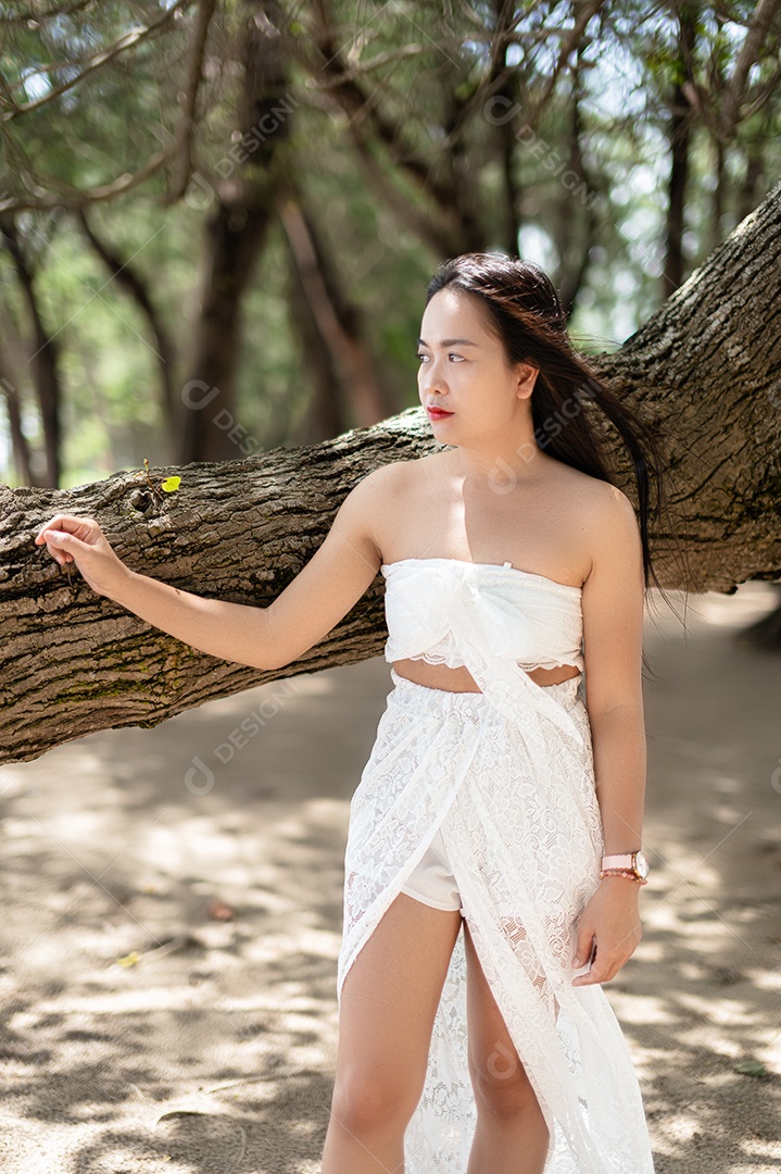 Viagem mulher sexy vestido branco viagem mar praia história da mulher dia da mulher