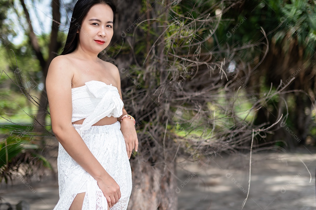 Viagem mulher sexy vestido branco viagem mar praia história da mulher dia da mulher