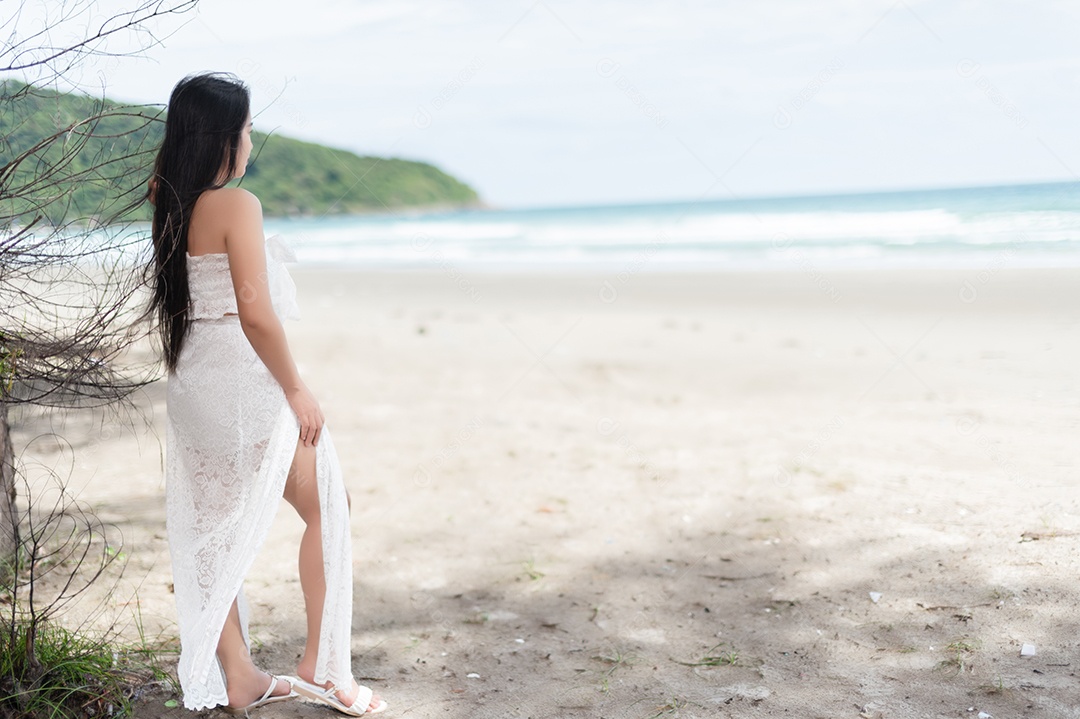 Viagem mulher sexy vestido branco viagem mar praia história da mulher dia da mulher