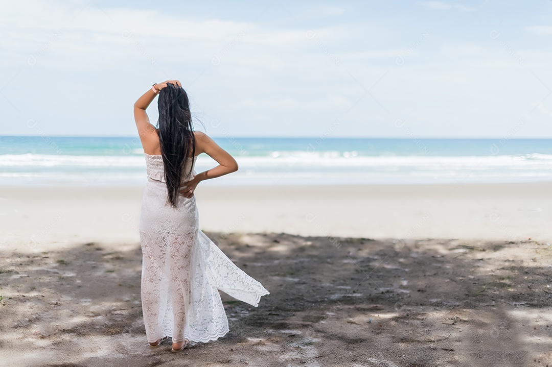 Viagem mulher sexy vestido branco viagem mar praia história da mulher dia da mulher