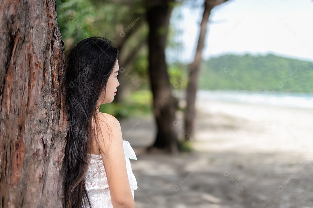 Viagem mulher sexy vestido branco viagem mar praia história da mulher dia da mulher