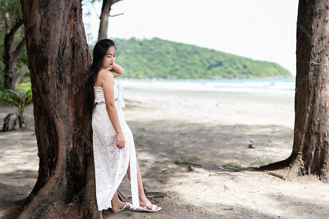 Viagem mulher sexy vestido branco viagem mar praia história da mulher dia da mulher