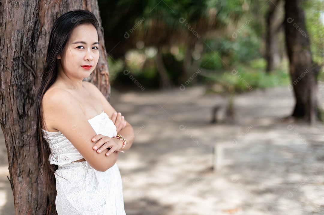 Viagem mulher sexy vestido branco viagem mar praia história da mulher dia da mulher