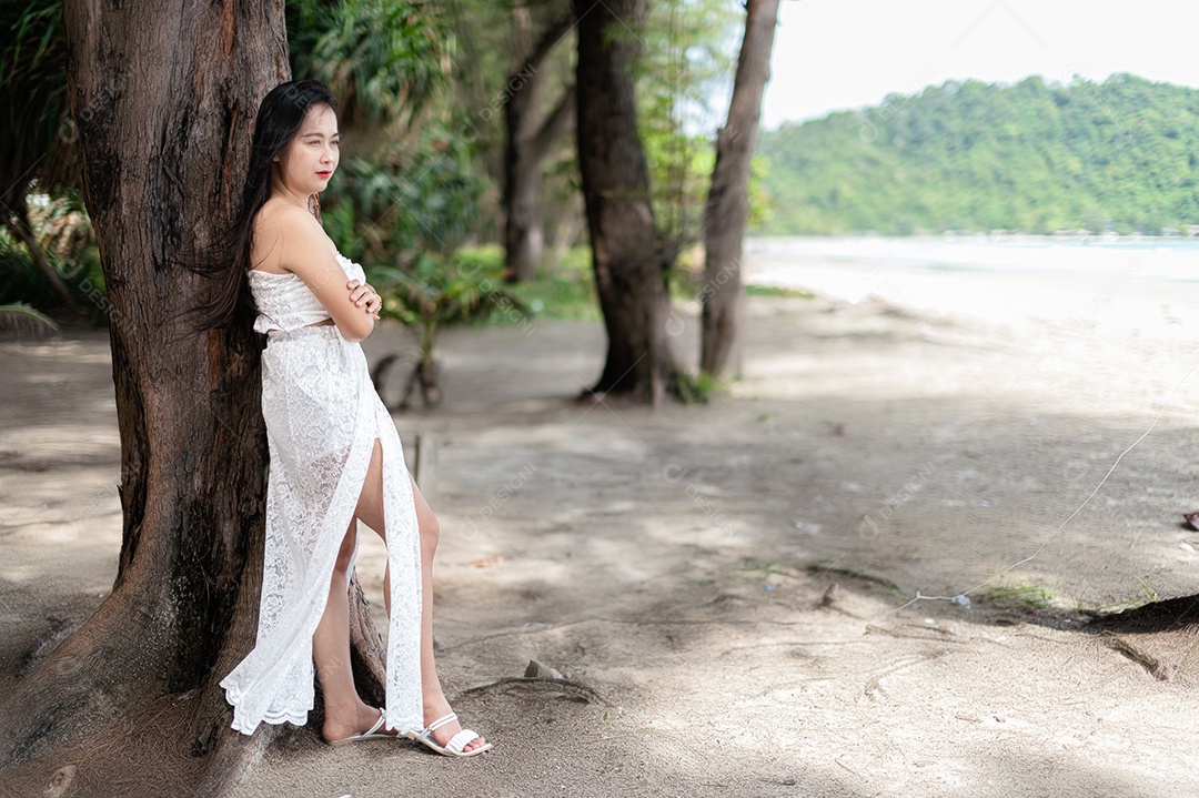 Viagem mulher sexy vestido branco viagem mar praia história da mulher dia da mulher
