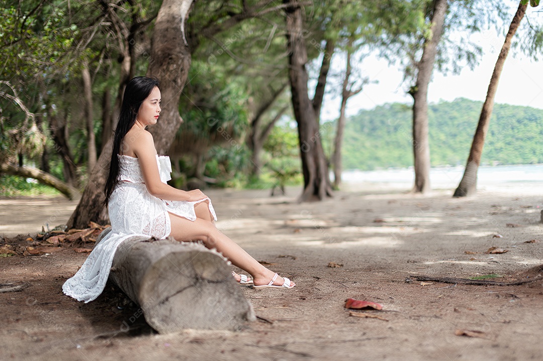 Viagem mulher sexy vestido branco viagem mar praia história da mulher dia da mulher