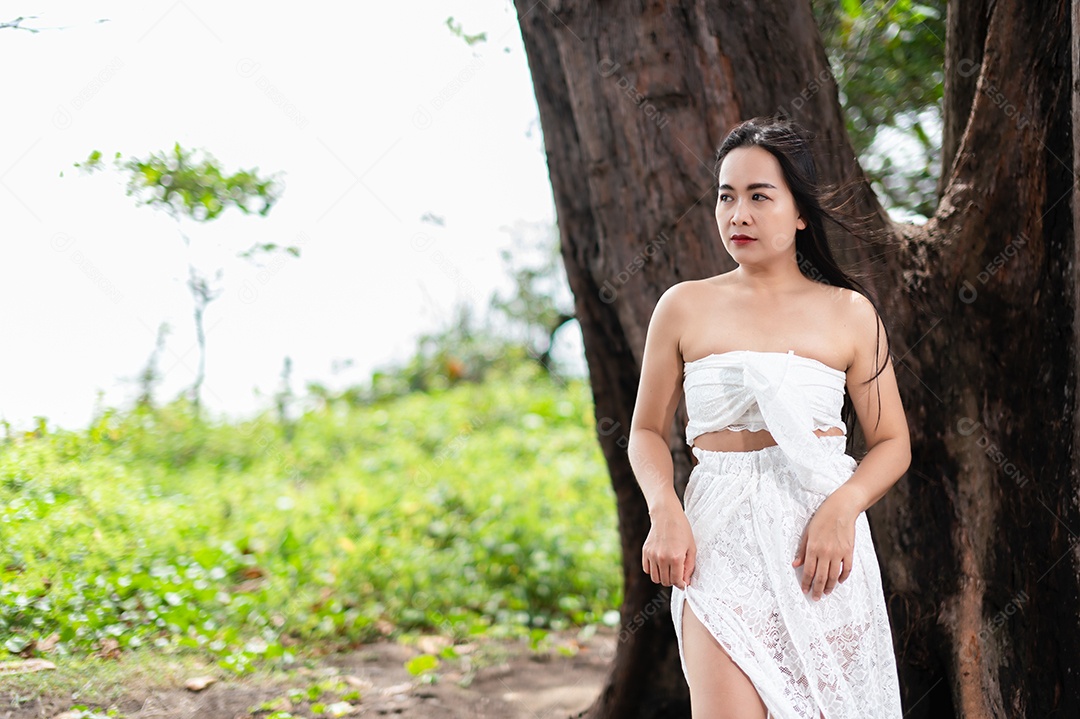 Viagem mulher sexy vestido branco viagem mar praia história da mulher dia da mulher