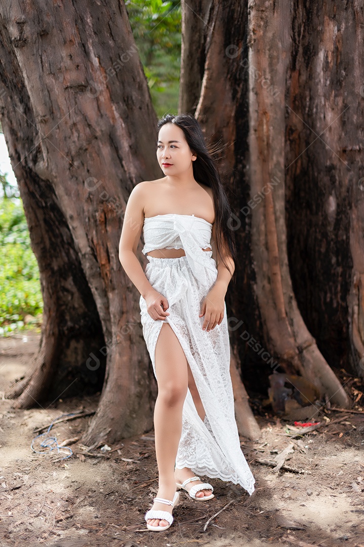 Viagem mulher sexy vestido branco viagem mar praia história da mulher dia da mulher