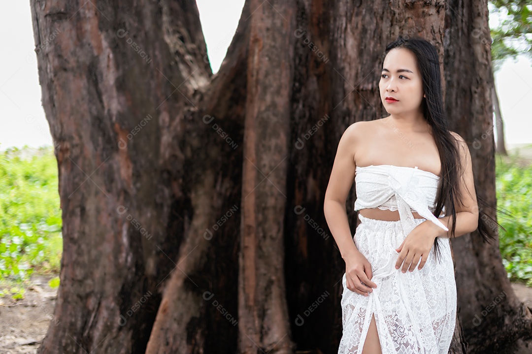 Viagem mulher sexy vestido branco viagem mar praia história da mulher dia da mulher